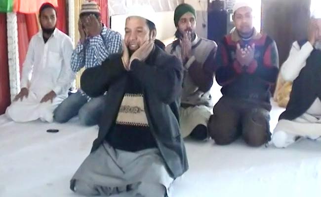 बीजेपी के मंच पर अल्पसंख्यक मोर्चा के अध्यक्ष बासिद अली ने पढ़ी नमाज