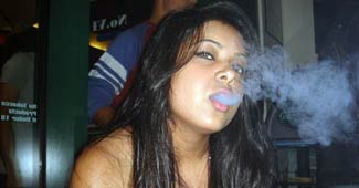 महिलाओं में बढ़ रही धूम्रपान की लत