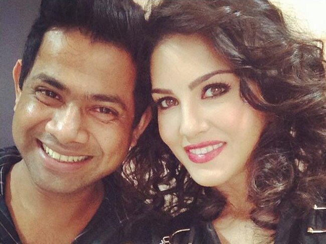 अपने मेकअप आर्टिस्‍ट विनोद के साथ सनी लियोन