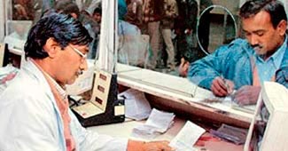 रेल टिकट खरीदते यात्री (फाइल फोटो)