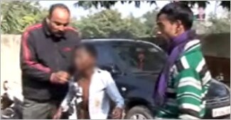 चोरी करता हुए पकड़ा गया चोर.