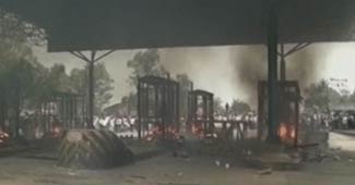 खराब सड़क के बावजूद टोल टैक्स वसूलने से भड़के शिवसैनिक