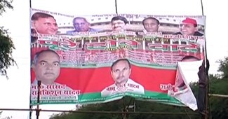 कार्यकर्ता अपने प्रिय नेताओं के बैनर, पोस्टर ही फाड़ने लगे