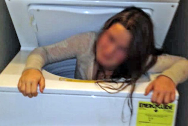 वॉशिंग मशीन में फंसी लड़की