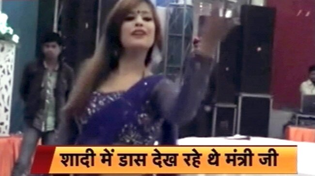 शादी में डांस देख रहे थे सपा के मंत्री