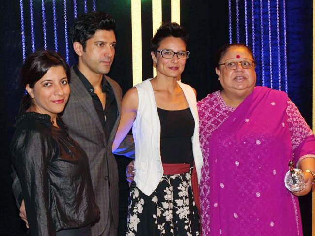 इस तस्वीर में फरहान अपनी मां हनी, बीवी अधुना और बहन जोया के साथ नजर आ रहे हैं