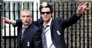 File Photo: एंड्रयू फ्लिंटॉफ और केविन पीटरसन