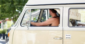 गाड़ी चलाता युवक