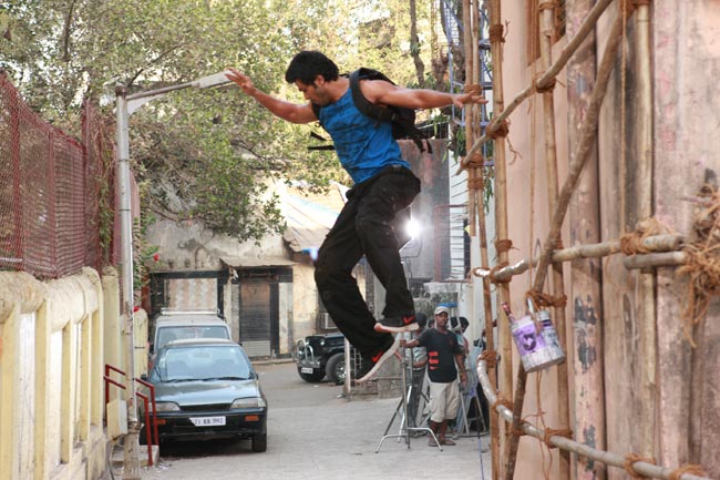 एक्शन सीन करते हरमन बावेजा