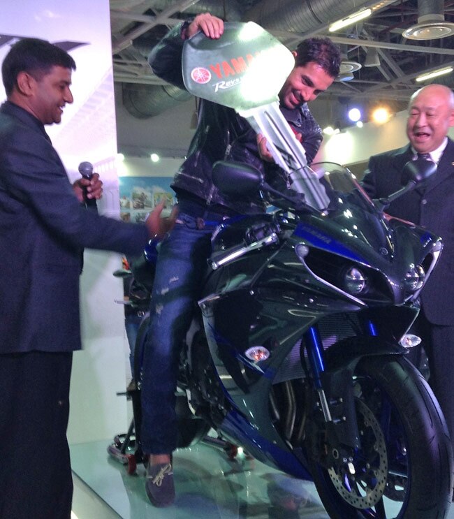 ऑटो एक्सपो में यामहा की बाइक YZF R1 का प्रोमोशन करते जॉन अब्राहम