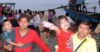 बचावकर्मियों द्वारा बचाए गए लोग