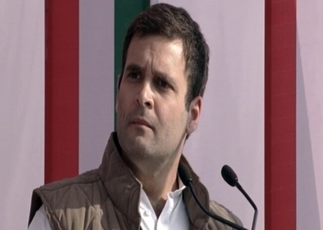 देहरादून में रैली को संबाेधित करते राहुल गांधी