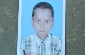 टीचर ने डंडे से गर्दन पर मारा था