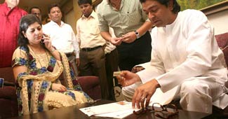 पति राज ठाकरे के साथ शर्मिला ठाकरे (फाइल फोटो)