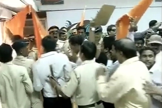 विरोध-प्रदर्शन करते शिवसैनिक