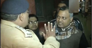 खिड़की एक्‍सटेंशन में पुलिस से उलझते सोमनाथ भारती