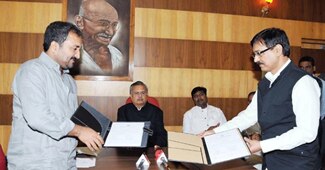 सुपर-30 संस्थान के संस्थापक आनंद कुमार (बाएं)