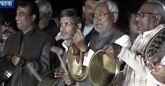 थाली पीटते नीतीश कुमार