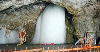 अमरनाथ गुफा में पवित्र शिवलिंग