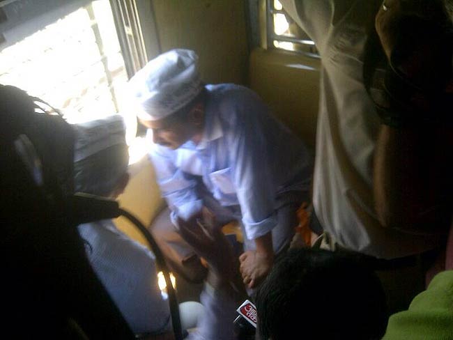 मुंबई की लोकल ट्रेन में अरविंद केजरीवाल