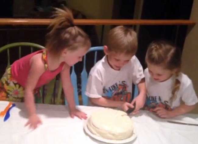 अपनी बहनों संग केक काटता गनर