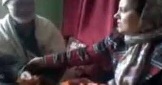 जम्मू-कश्मीर की सामाजिक कल्याण मंत्री सकीना इटू (दाएं)