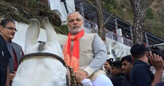 वैष्णों देवी मंदिर जाते नरेंद्र मोदी