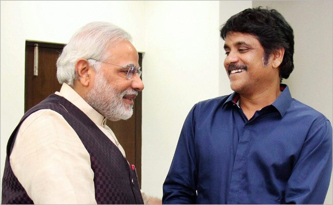 नरेंद्र मोदी से मिलते नागार्जुन