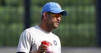 भारतीय क्रिकेट टीम के कप्तान महेंद्र सिंह धोनी