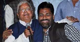 गले मिलते लालू यादव और पप्पू यादव