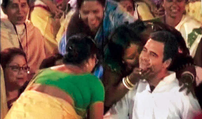 जोरहाट में एक कार्यक्रम में राहुल गांधी को किस करती महिला