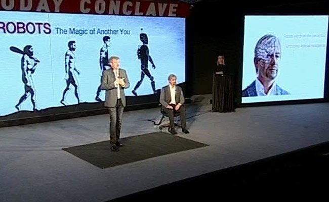 स्टेज पर मौजूद इन दोनों में से कौन है रोबोट?