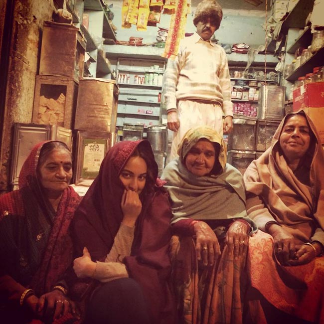 राजस्थान के सांभर जिले में ग्रामीणों के बीच उन्हीं की पोशाक में सजी बैठीं सोनाक्षी सिन्हा