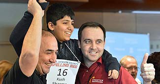 अवॉर्ड जीतने के बाद स्‍कूल के अधिकारियों ने कुश को कंधे पर उठा लिया