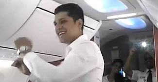 केबिन क्रू ने उड़ान के दौरान डांस किया