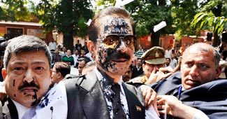 सुब्रत रॉय के मुंह पर फेंकी स्याही