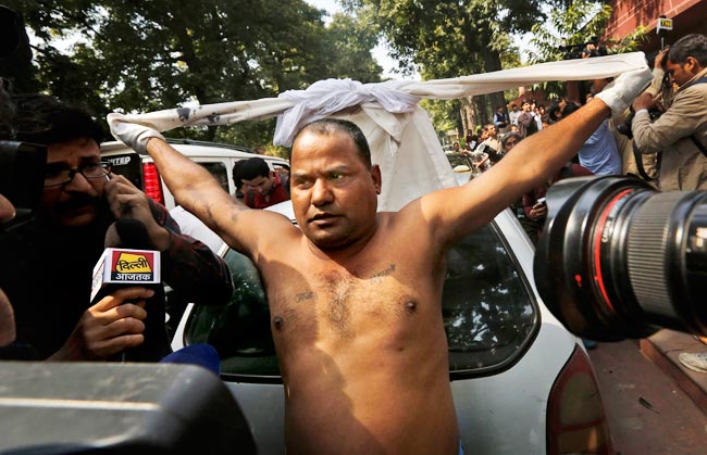 कुर्ता फाड़ प्रदर्शन करना वकील मनोज शर्मा का पेशा बन चुका है