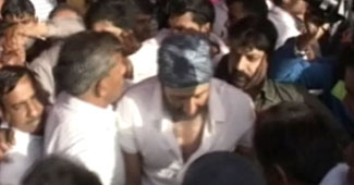 भीड़ में फंसे सनी देओल