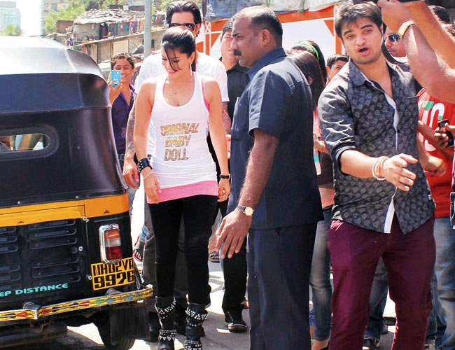 फिल्‍म 'रागिनी एमएमएस' के प्रमोशन के दौरान सनी लियोन