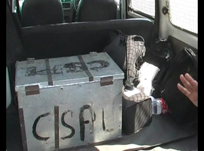 बरामद रुपयों से भरा एक बक्‍सा