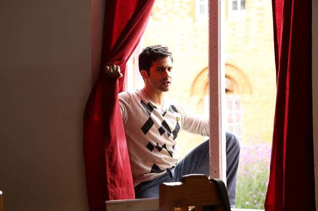 मैं तेरा हीरो में हीरो हैं वरुण धवन और डायरेक्टर हैं उनके पापा डेविड धवन