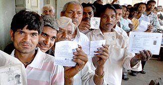 फाइल फोटोः मतदान के लिए कतार में लगे लोग