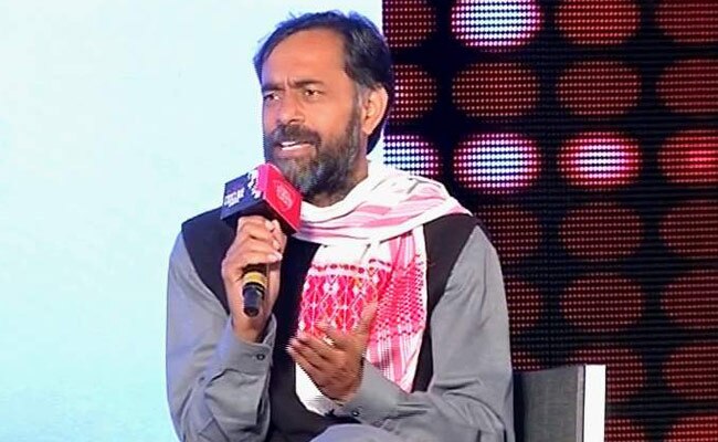 इंडिया टुडे कॉन्‍क्‍लेव में भाग लेते योगेंद्र यादव