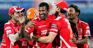 जीत का जश्‍न मनाते हैदराबाद के खिलाड़ी