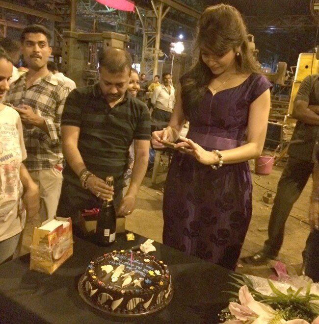 शूटिंग के आखिरी दिन केक काटतीं अनुष्का शर्मा