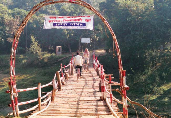 जनता ने खुद बनाया 'चचरी पुल'