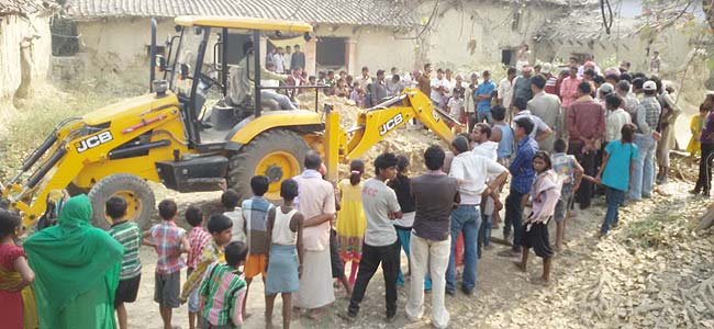 जेसीबी से करनी पड़ी खुदाई