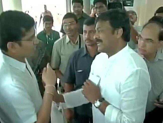 चिरंजीवी का विरोध करता वोटर (फोटो- एएनआई ट्वीट)