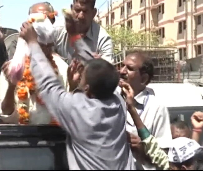 रोड शो के दौरान ऑटो ड्राइवर ने पहले केजरीवाल को माला पहनाई और फिर थप्पड़ मारा