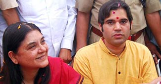 मां मेनका गांधी के साथ वरुण गांधी